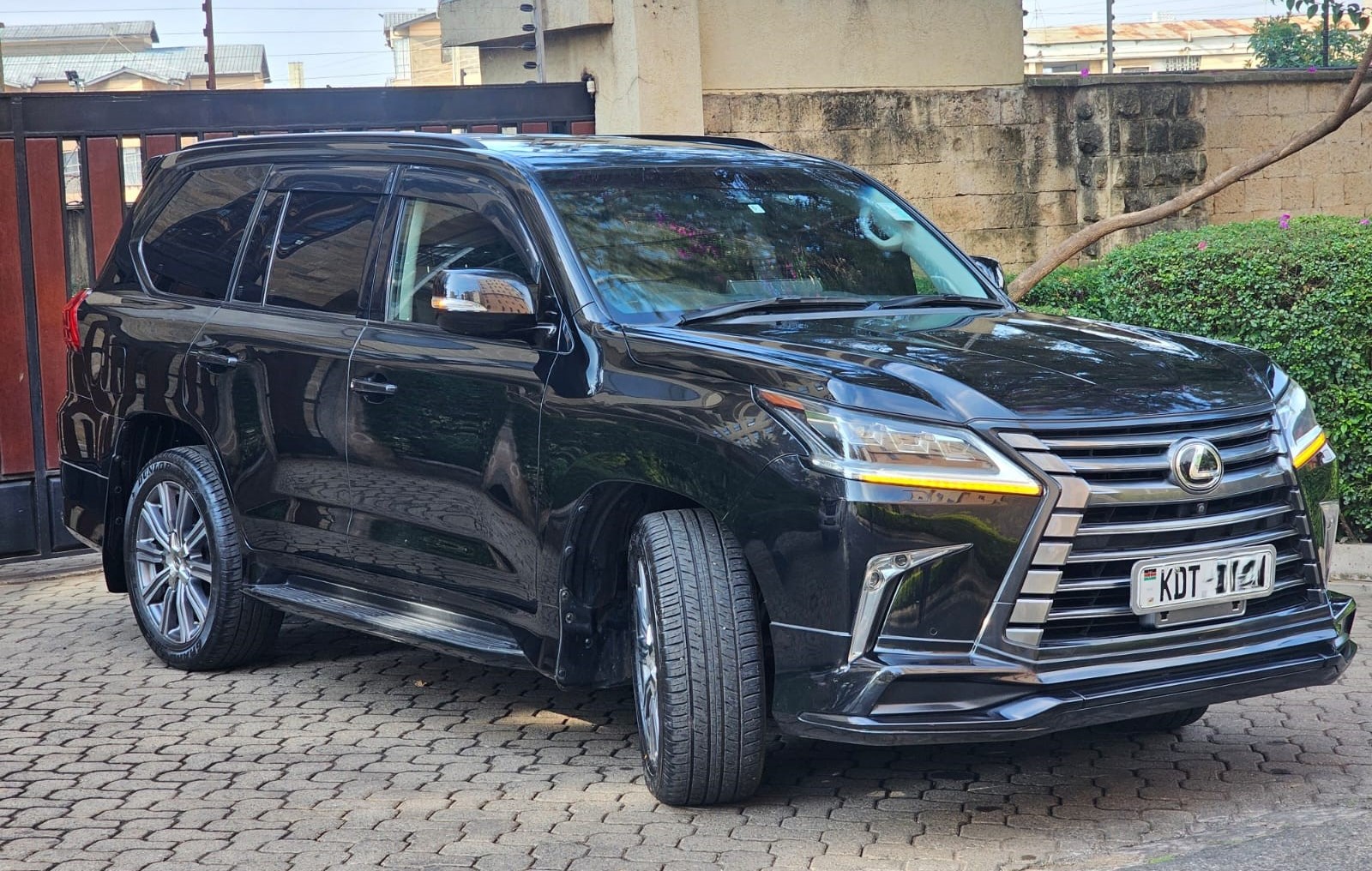 Rent Lexus LX 570